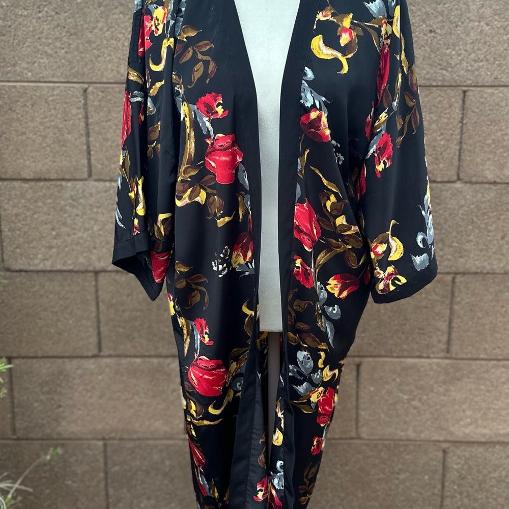Vince Camuto Black and Red Floral Robe